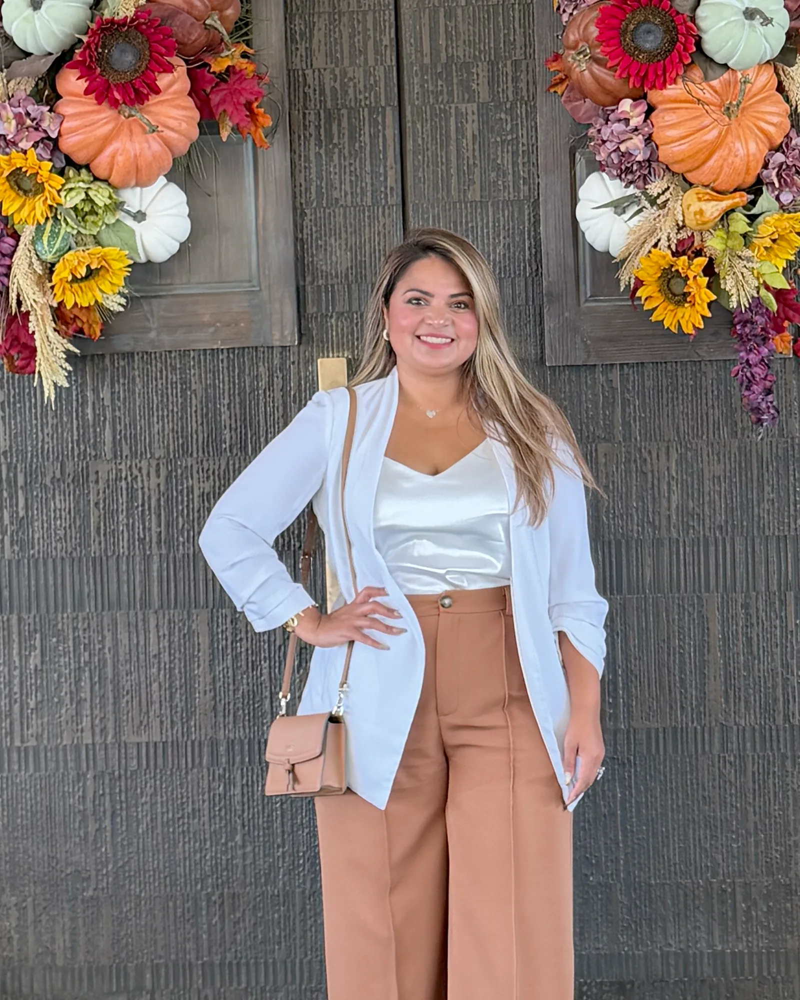 Bethssy Hernández frente a unas puertas grandes de madera